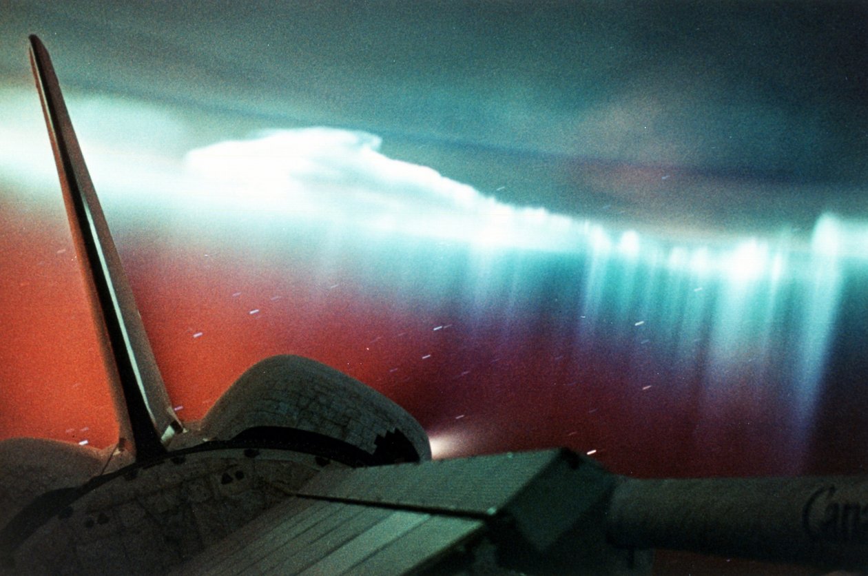 Aurora Australis (gardinform) sett från rymdfärjan Endeavour, varav en del kan ses i övre högra förgrunden. April 1994. NASA-foto. av National Aeronautics and Space Administration National Aeronautics and Space Administration