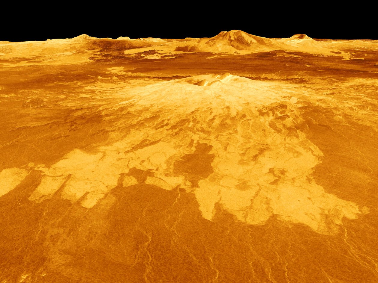 Datorgenererad bild av ytan av planeten Venus dominerad av vulkanen Sapas Mons. Lavaflöden sträcker sig hundratals kilometer över de spruckna slätterna som visas i förgrunden. Kredit NAS av National Aeronautics and Space Administration National Aeronautics and Space Administration