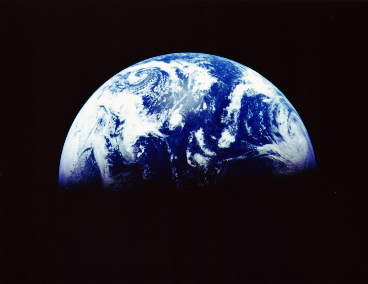 Jorden från rymden fotograferad av rymdfarkosten Galileo 11, december 1992 från ett avstånd av 1,9 miljoner km (1,2 miljoner miles) Antarktis, botten och gryningen stiger över Stilla havet. NASA fotografi. av National Aeronautics and Space Administration National Aeronautics and Space Administration