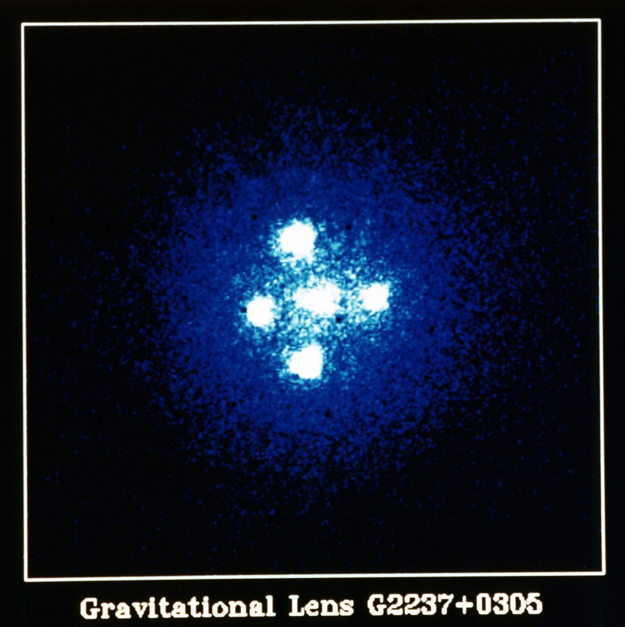 Einstein Cross Quasar: Gravitation Lens G2237 plus 0305. NASA-fotografi. av National Aeronautics and Space Administration National Aeronautics and Space Administration