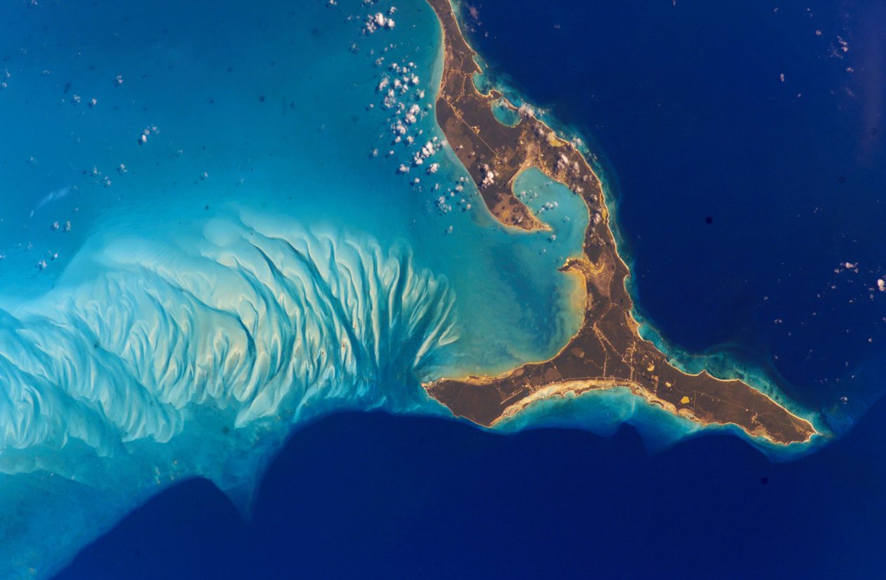 Eleuthera Island, Bahamas, 2002. Undervattensformationer väster om ön är gjorda av kalciumkarbonatsand som eroderats från korallrev och avsatts i sanddyner av havsströmmar. Kredit NASA. Vetenskap E av National Aeronautics and Space Administration National Aeronautics and Space Administration