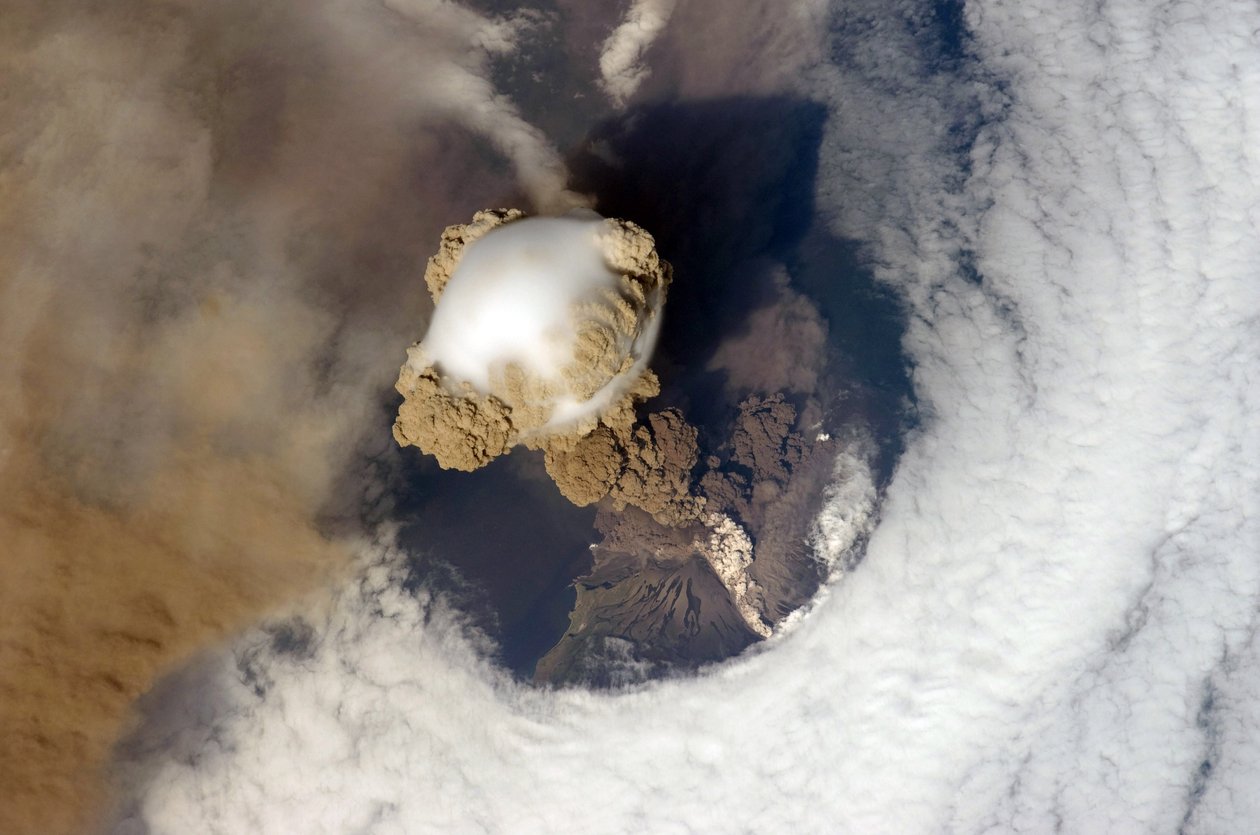 Utbrottet av vulkanen Sarychev Peak, Kurilöarna, nordöstra Japan, 12 juni 2009, tittade på den internationella rymdstationen. Den vita substansen på sidan av vulkanen är pyroplastiskt flöde. Kredit NAS av National Aeronautics and Space Administration National Aeronautics and Space Administration