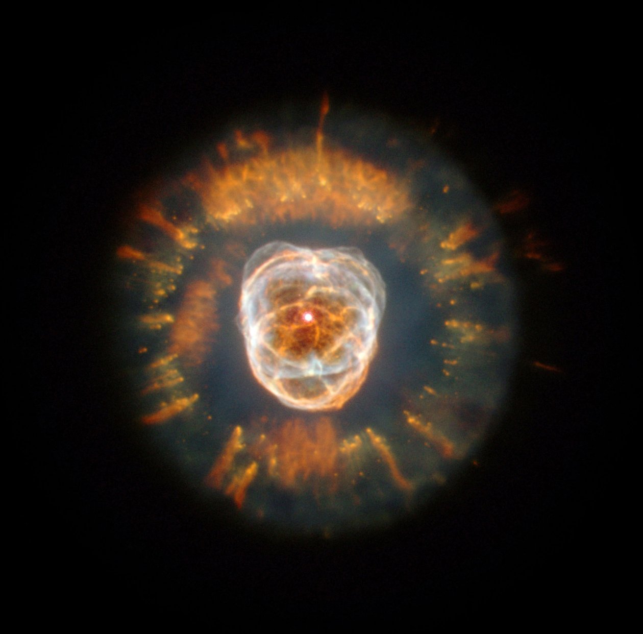 Eskimånebulosa, en planetarisk nebulosa, upptäckt av William Herschel 1787. År 2000 avbildade Hubble-teleskopet nebulosan som visar komplexa gasmoln som ännu inte är helt förstått. Kredit NA av National Aeronautics and Space Administration National Aeronautics and Space Administration