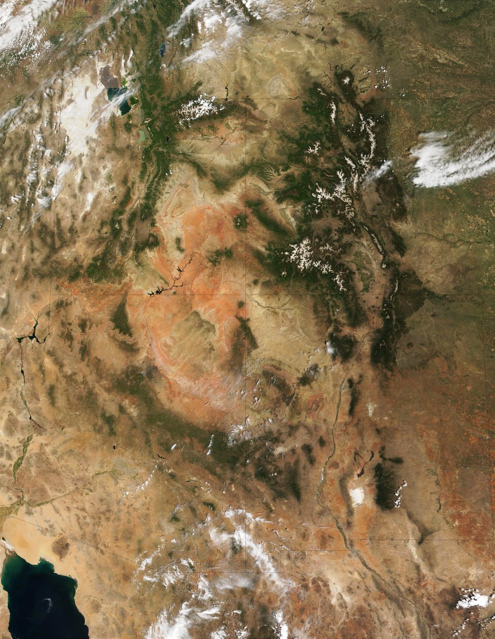 Four Corners-regionen i sydvästra USA. Skogstäckta Klippiga bergen, som fortfarande har snötäckta toppar, löper genom Colorado och in i New Mexico. Sannfärgad satellitbild. Kredit N av National Aeronautics and Space Administration National Aeronautics and Space Administration