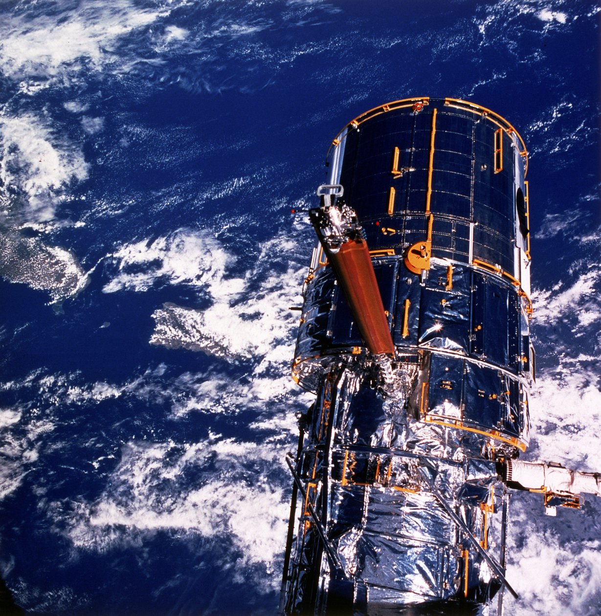 Hubble rymdteleskop ovanför jorden. NASA fotografi. av National Aeronautics and Space Administration National Aeronautics and Space Administration