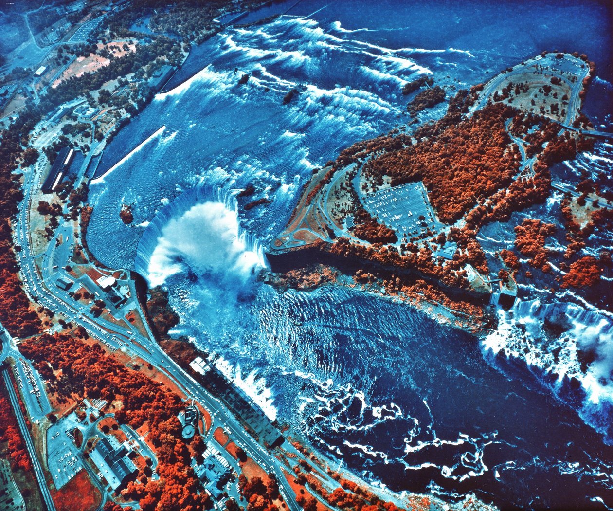 Infrarött fotografi av Niagarafallen taget från NASA Earth Survey 2 flygplan. NASA fotografi. av National Aeronautics and Space Administration National Aeronautics and Space Administration