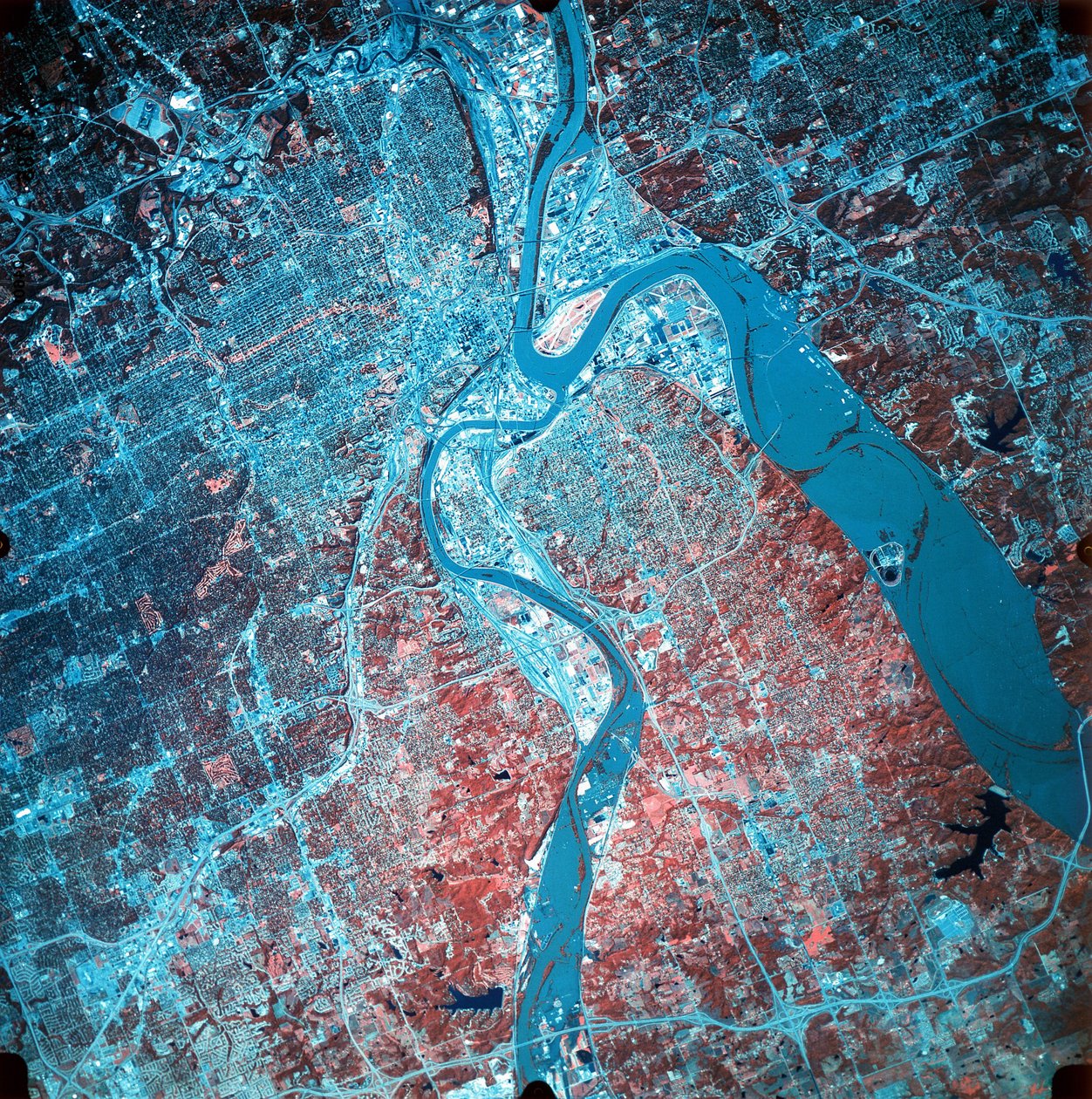 Infrarött fotografi av sammanflödet av floderna Missouri och Kansas, 19 juli 1993 under kraftiga översvämningar (norr, övre högra). Taget från NASAs ER-2 flygplan. NASA fotografi. av National Aeronautics and Space Administration National Aeronautics and Space Administration