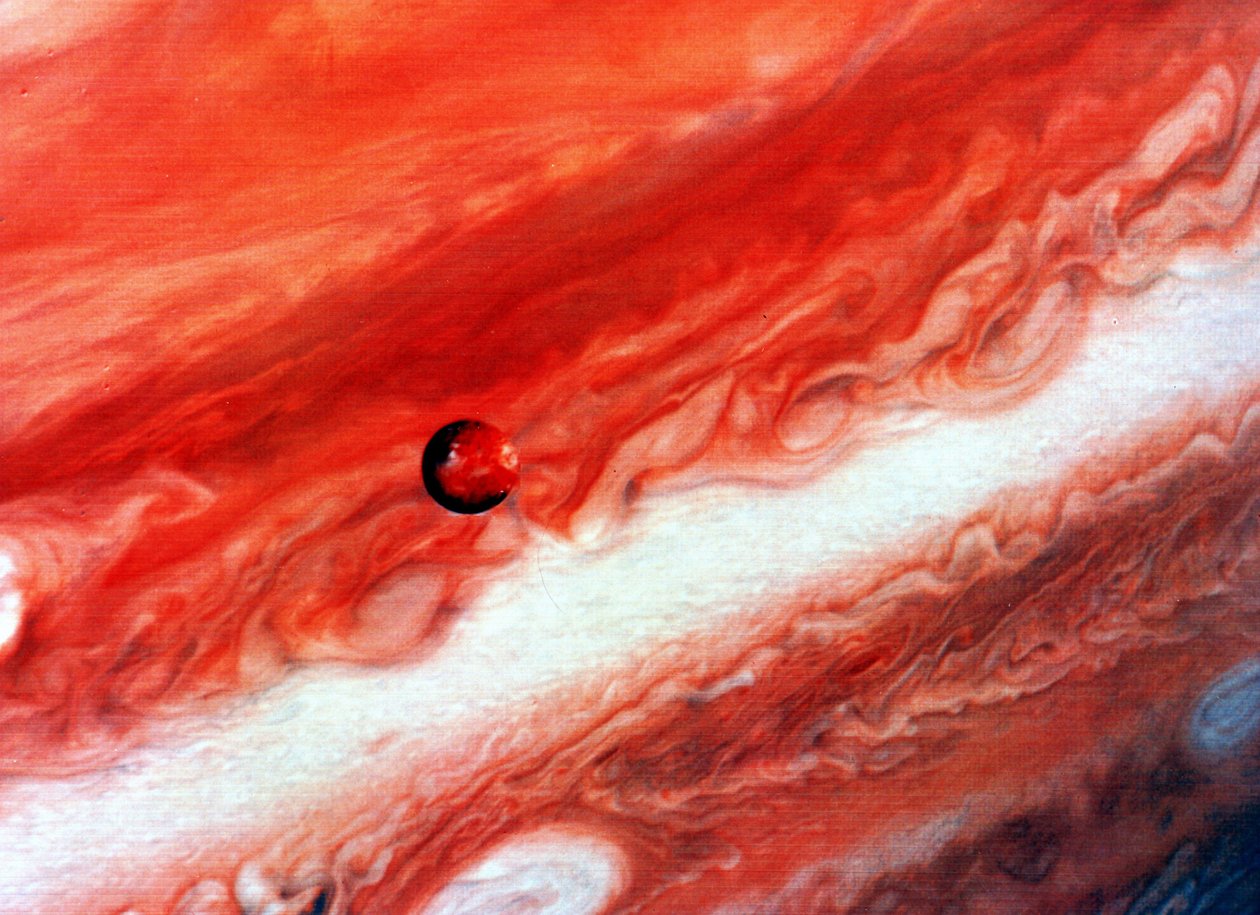 Mosaik av Jupiter och dess inre satellit lo. NASA fotografi. av National Aeronautics and Space Administration National Aeronautics and Space Administration