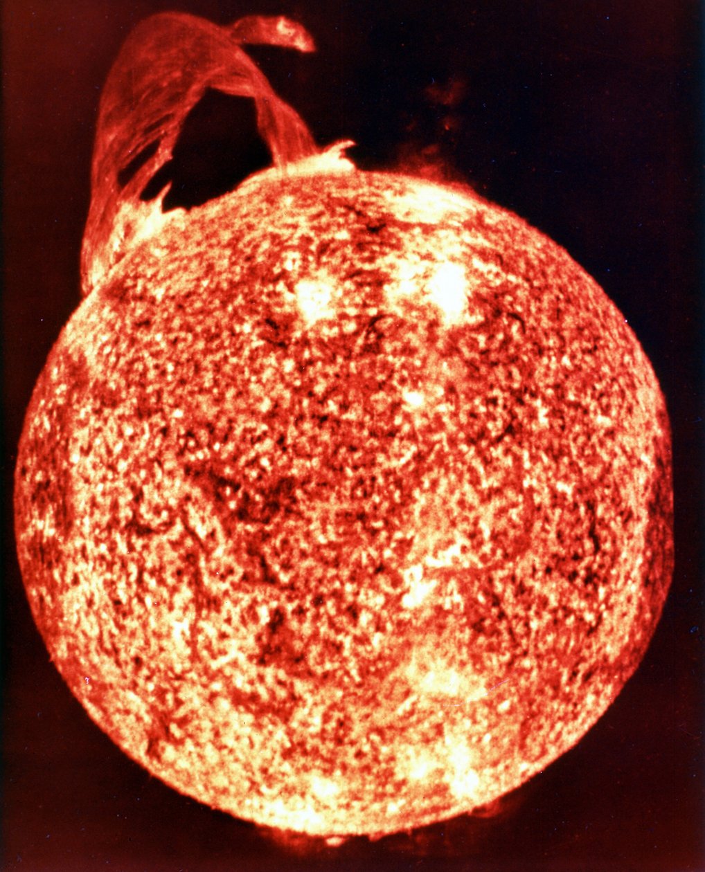 En av de mest spektakulära solflammorna (övre till vänster) som någonsin registrerats spänner över mer än 588 000 km över solytan. NASA fotografi. av National Aeronautics and Space Administration National Aeronautics and Space Administration
