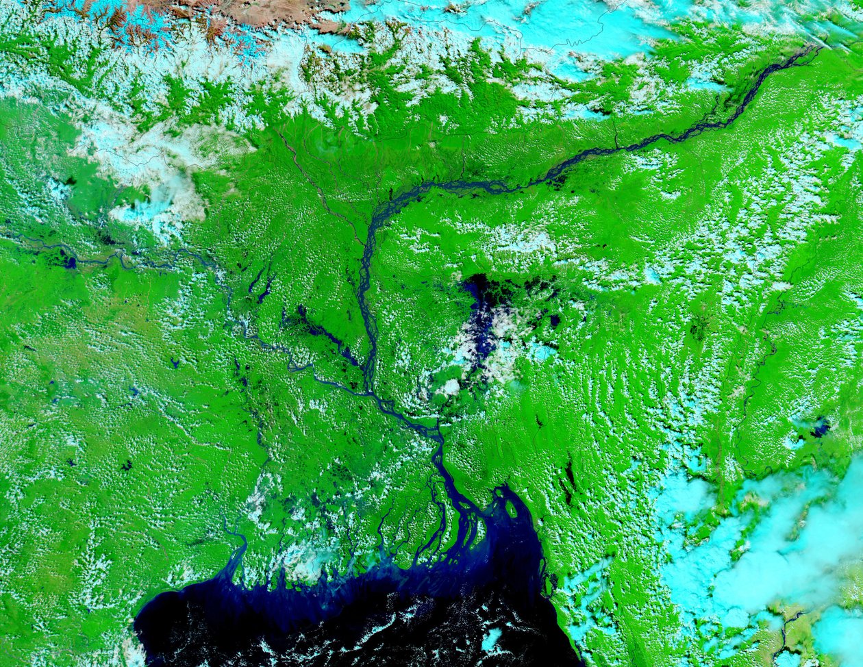 Satellitbild, 5 oktober 2002, som visar vattensjuka lågland i Indien och Bangladesh. Klarblått är floder, sjöar och översvämmade områden. Det mörka områdets mitt i förgrunden är Bengaliska viken. Kredit NASA. av National Aeronautics and Space Administration National Aeronautics and Space Administration