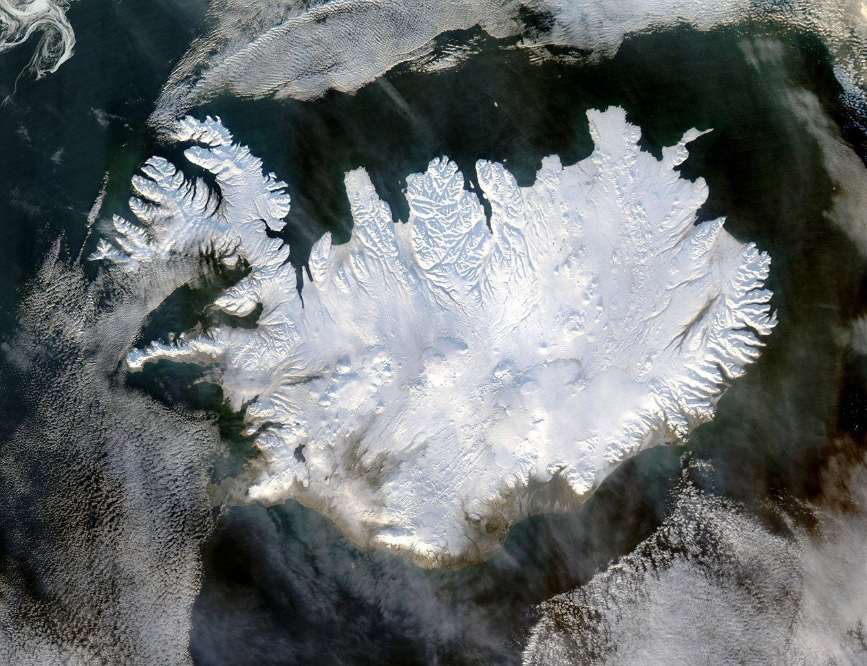 Satellitbild av Island den 28 januari 2004 som visar det täckt av ett täcke av snö och is som skymmer de permanenta glaciärerna och istäckena som finns året runt. Kredit NASA. Vetenskapsvinter av National Aeronautics and Space Administration National Aeronautics and Space Administration