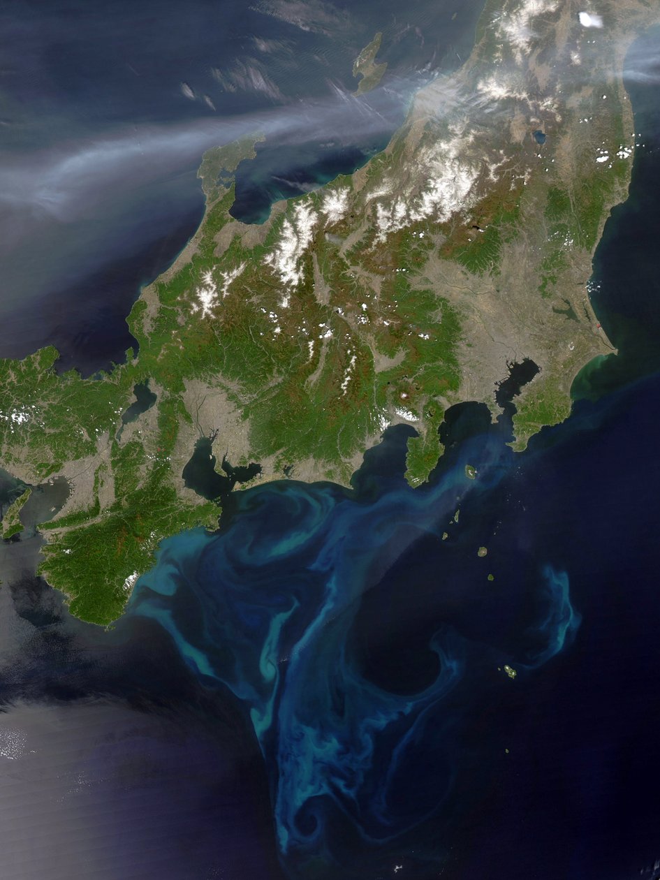 Satellitvy över Honshu, Japan, den 4 maj 2005 med en tjock rökplym som korsar ön från väster där intensiva bränder hade brunnit i Nordkorea. Kredit NASA. Vetenskap Earth Geology Pollutio av National Aeronautics and Space Administration National Aeronautics and Space Administration