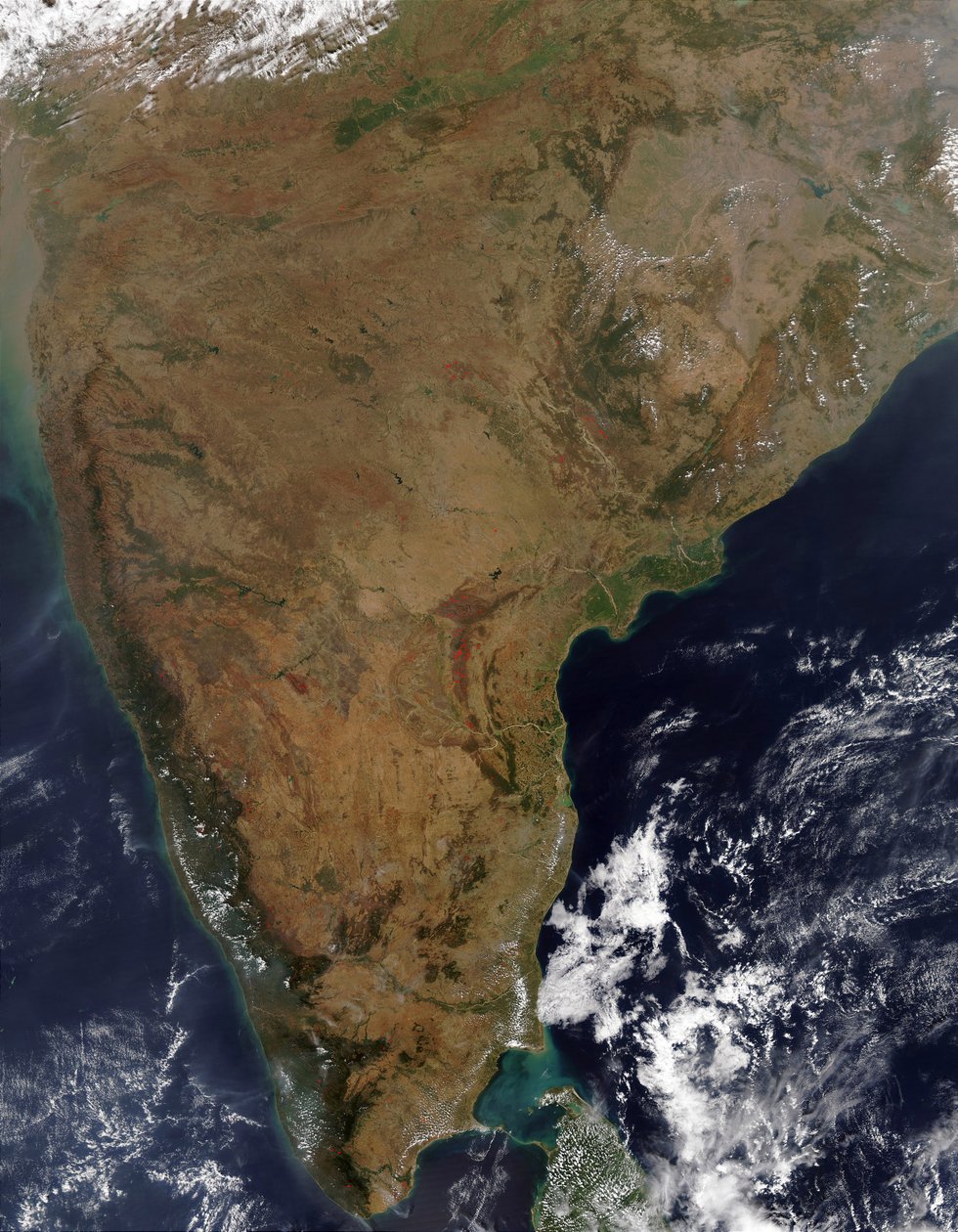 Satellitvy över den indiska halvön. Sri Lanka är bara synligt under molnet längst ner till höger. Kredit: NASA. Vetenskap Jord Geologi Oceanografi av National Aeronautics and Space Administration National Aeronautics and Space Administration