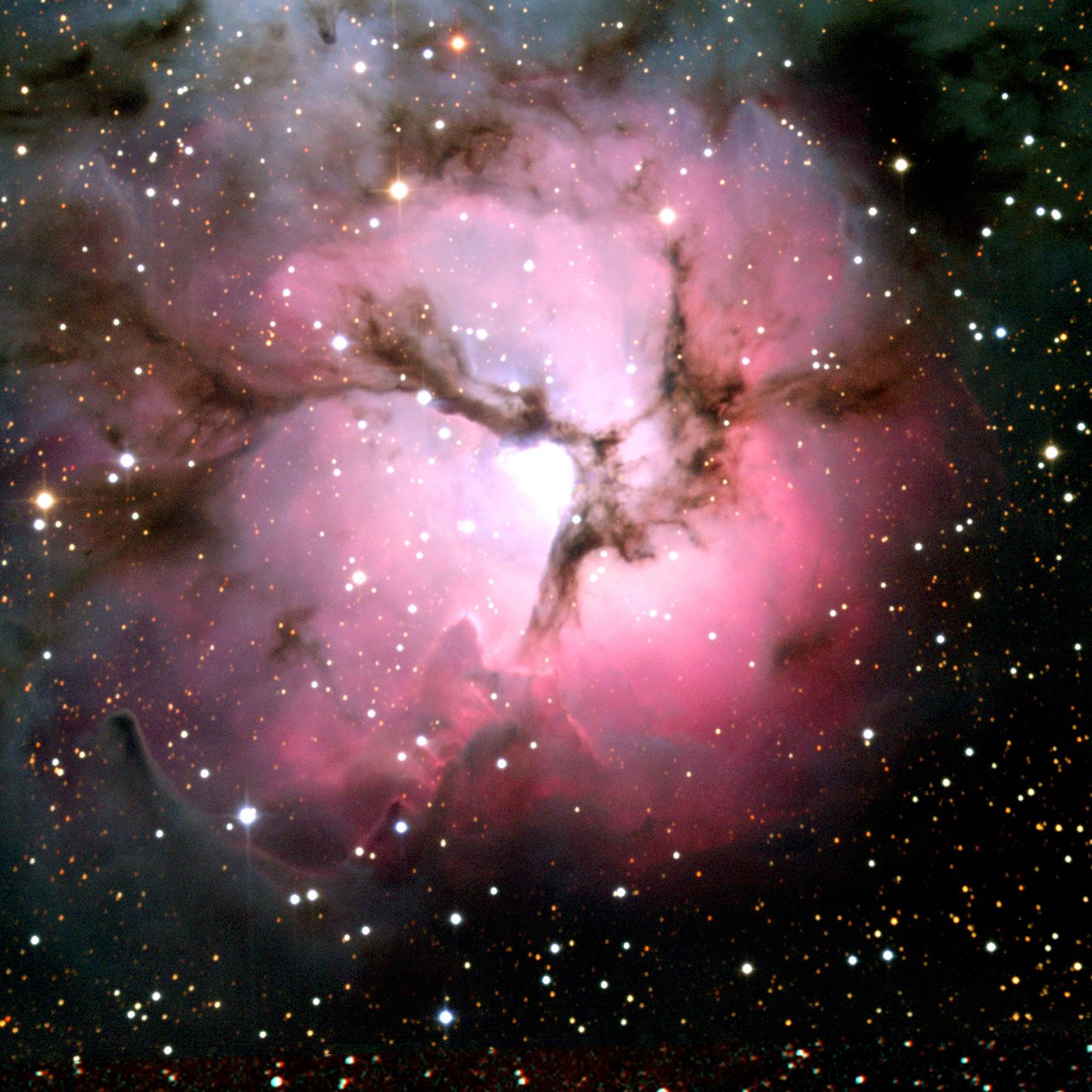 Spitzer Space Telescope kompositjämförelse med synligt ljus och infraröda vyer av den glödande Trifid-nebulosan, ett gigantiskt stjärnbildande moln av gas och damm i stjärnbilden Skytten. Kreditera av National Aeronautics and Space Administration National Aeronautics and Space Administration