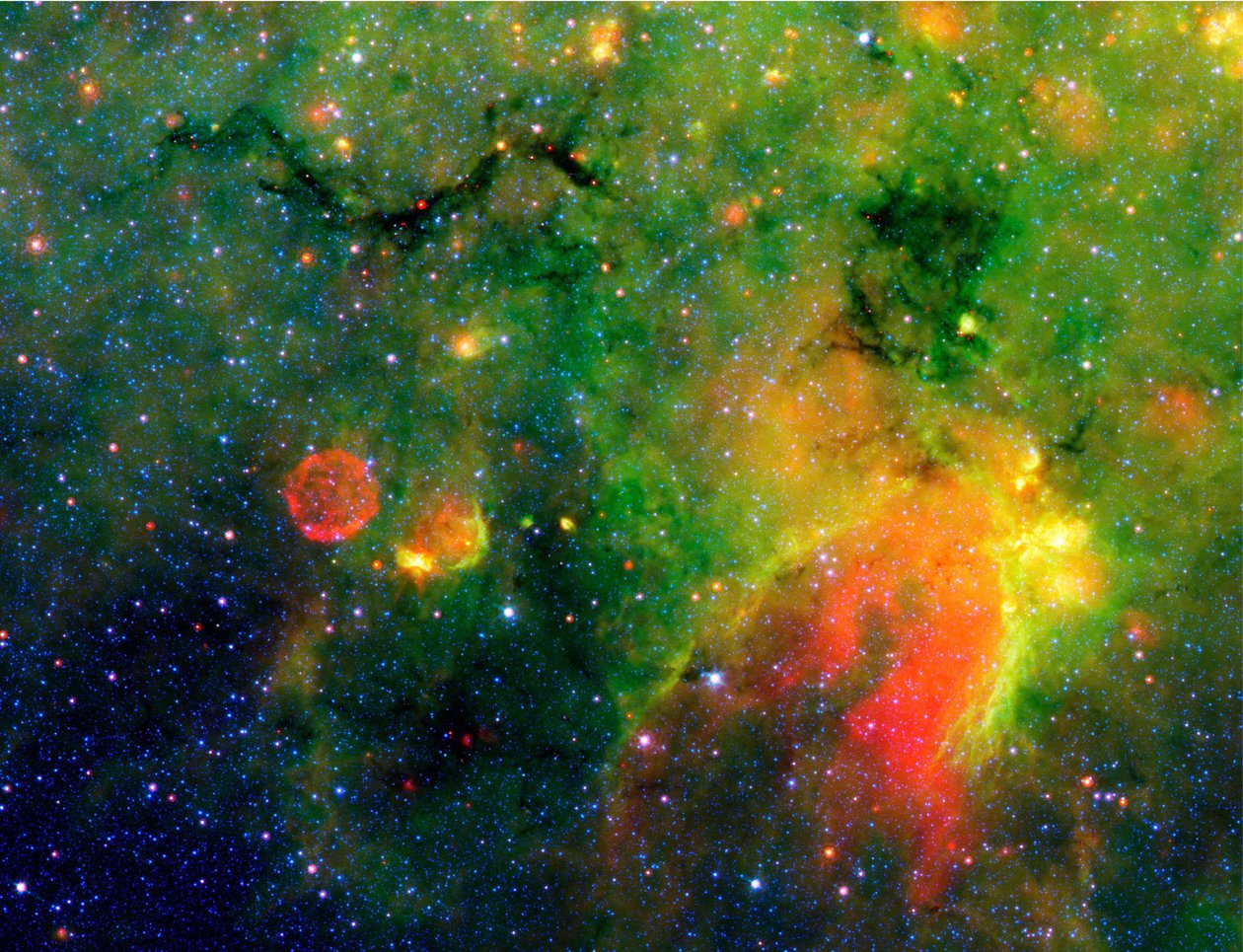 Spitzer Space Telescope infraröd bild av en orm (övre till vänster) och omgivande stormig miljö. Det är faktiskt kärnan i ett tjockt, sotigt moln som är tillräckligt stort för att svälja dussintals solsystem. Cred av National Aeronautics and Space Administration National Aeronautics and Space Administration