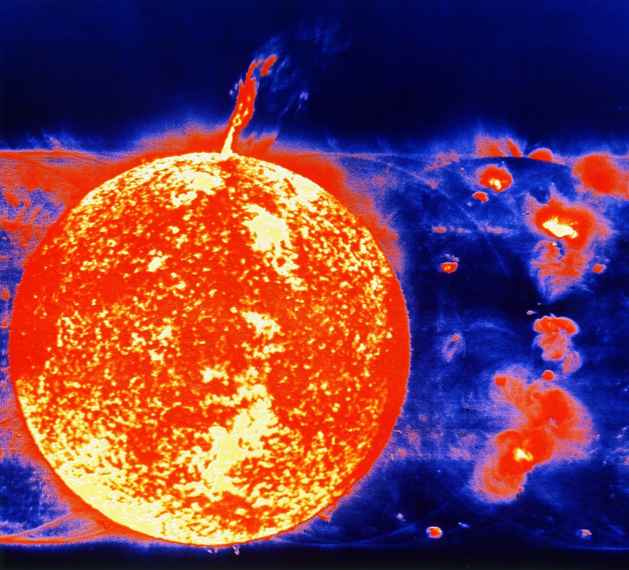 Solfläckar och prominenser 1973. Bild från Skylabs solteleskop. NASA fotografi. av National Aeronautics and Space Administration National Aeronautics and Space Administration