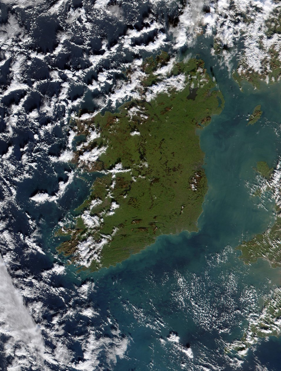 Irländska havet (höger) fullt av växtplankton i denna färgriktiga bild från januari 2002. Irländska havet skiljer Irland (mitten) från Storbritannien (höger). Detta mjölkaktiga utseende beror sannolikt på av National Aeronautics and Space Administration National Aeronautics and Space Administration