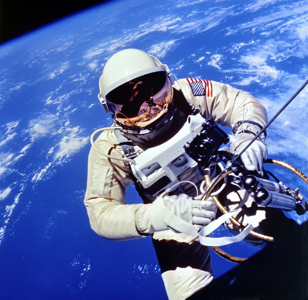 Den amerikanska astronauten Edward H White II utför externa uppgifter under den tredje omloppsbanan av flygningen Gemini-Titan 4. NASA fotografi. av National Aeronautics and Space Administration National Aeronautics and Space Administration