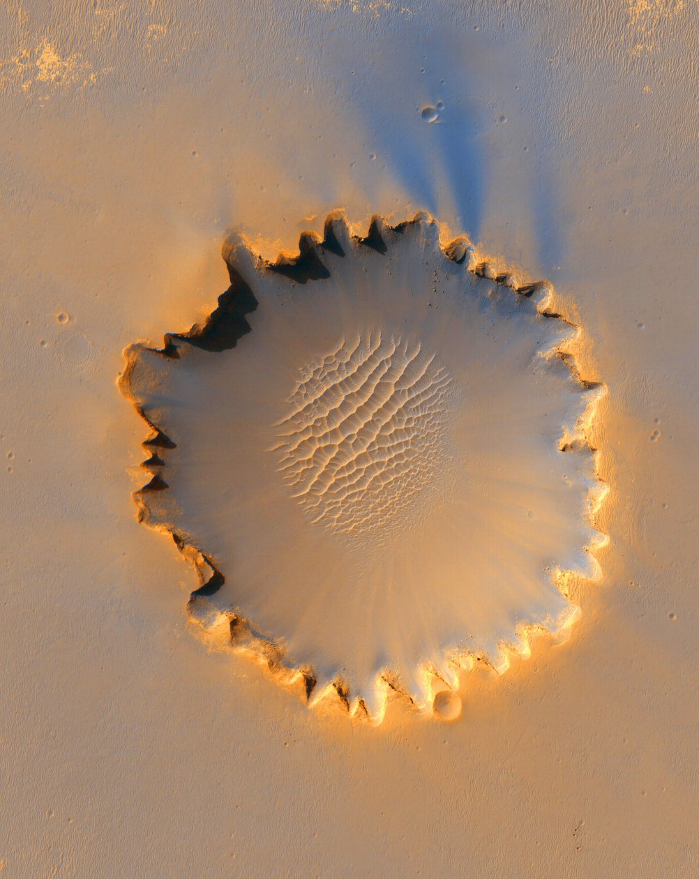 Victoria Crater, nedslagskrater vid Meridiani Planum, nära Mars ekvator, cirka 800 meter i diameter. Bågad kant orsakas av erosion. Kredit NASA. Vetenskap Astronomi Planet av National Aeronautics and Space Administration National Aeronautics and Space Administration