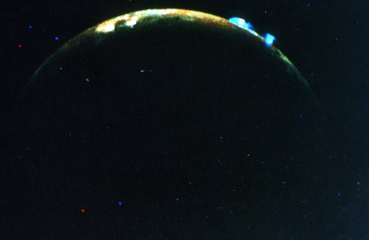 Vulkanutbrott på Jupiters måne, se. Övre: Plym 5: Nedre: Plume 6. Voyager II. NASA fotografi. av National Aeronautics and Space Administration National Aeronautics and Space Administration