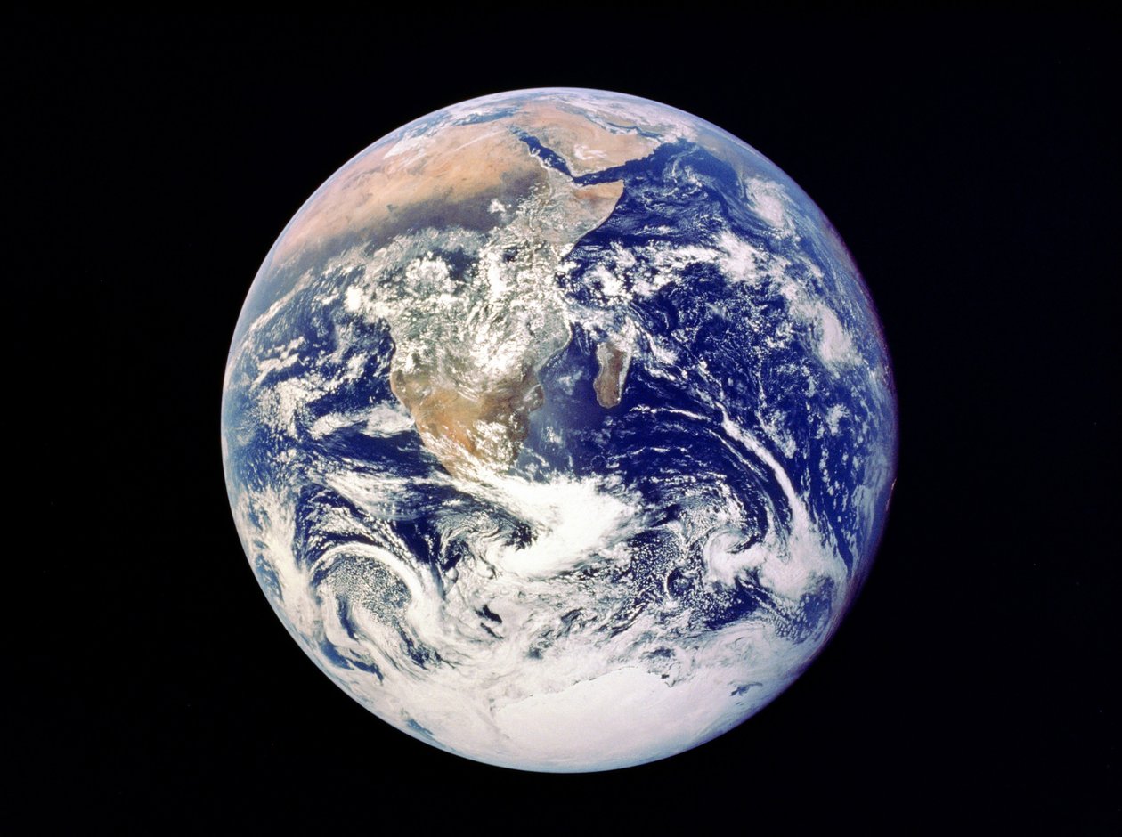 Hela jorden från rymden - vy från Apollo 17 december 1972. Första fotografiet av södra polarisen. Större delen av Afrika syns även Arabiska halvön och Madagaskar (Malagasiska). NASA fotografi. av National Aeronautics and Space Administration National Aeronautics and Space Administration