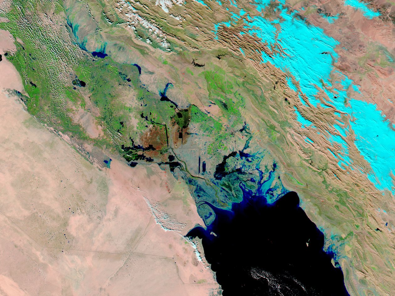 Vinterregn och eventuellt smältande snö från Iran Zagros-bergen fyller myrarna och grunda sjöarna i södra och östra Irak. Ljusblått är de snöklädda bergen i Iran. Kredit NASA. Vetenskap av National Aeronautics and Space Administration National Aeronautics and Space Administration