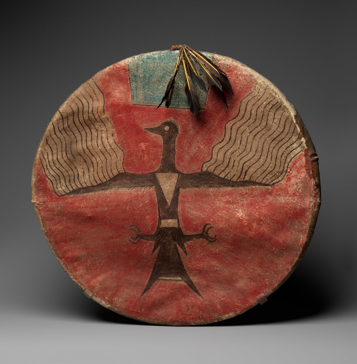 Sköld, ca 1885 (garvat läder, pigment, trä och fjädrar) av Native American