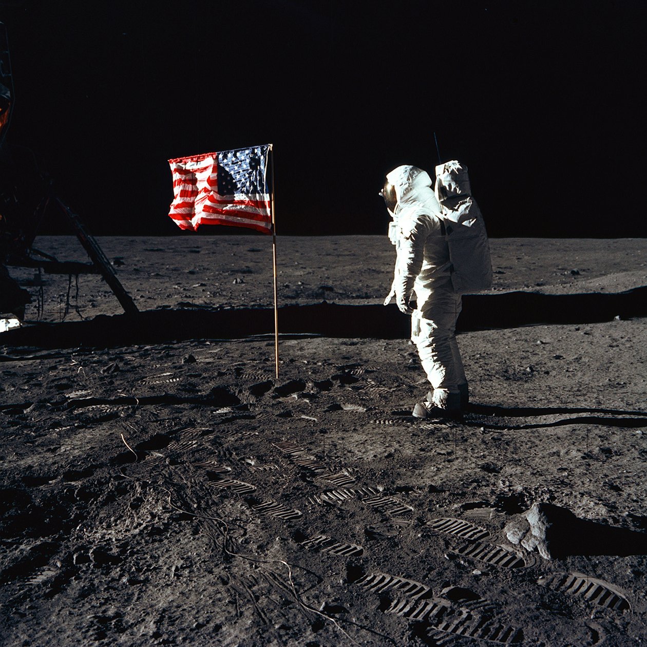 Buzz Aldrin och den amerikanska flaggan på månen, 1969. av Neil Armstrong
