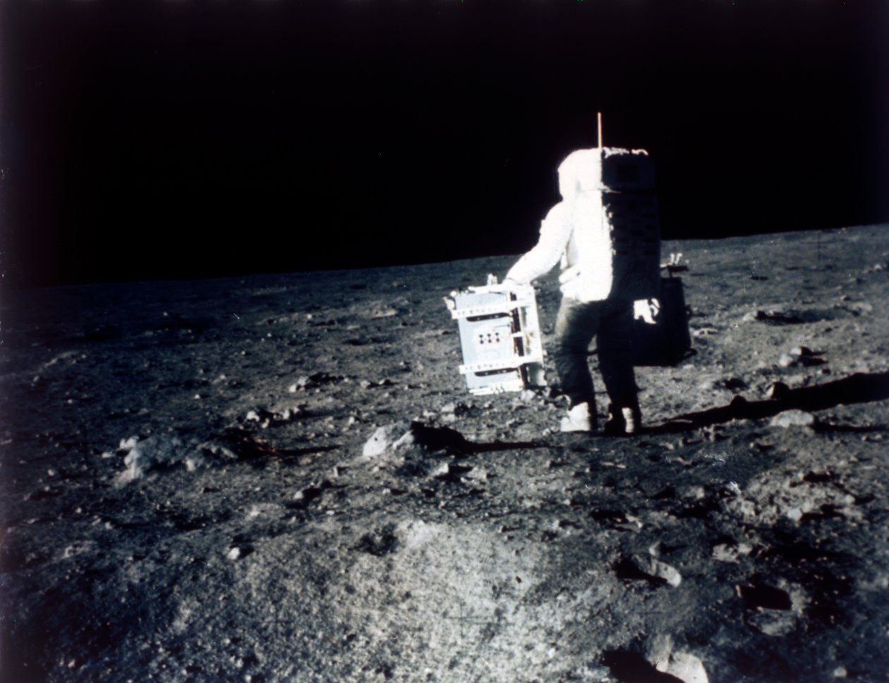 Buzz Aldrin genomför ett experiment på månens yta, Apollo II-uppdraget, juli 1969. av Neil Armstrong