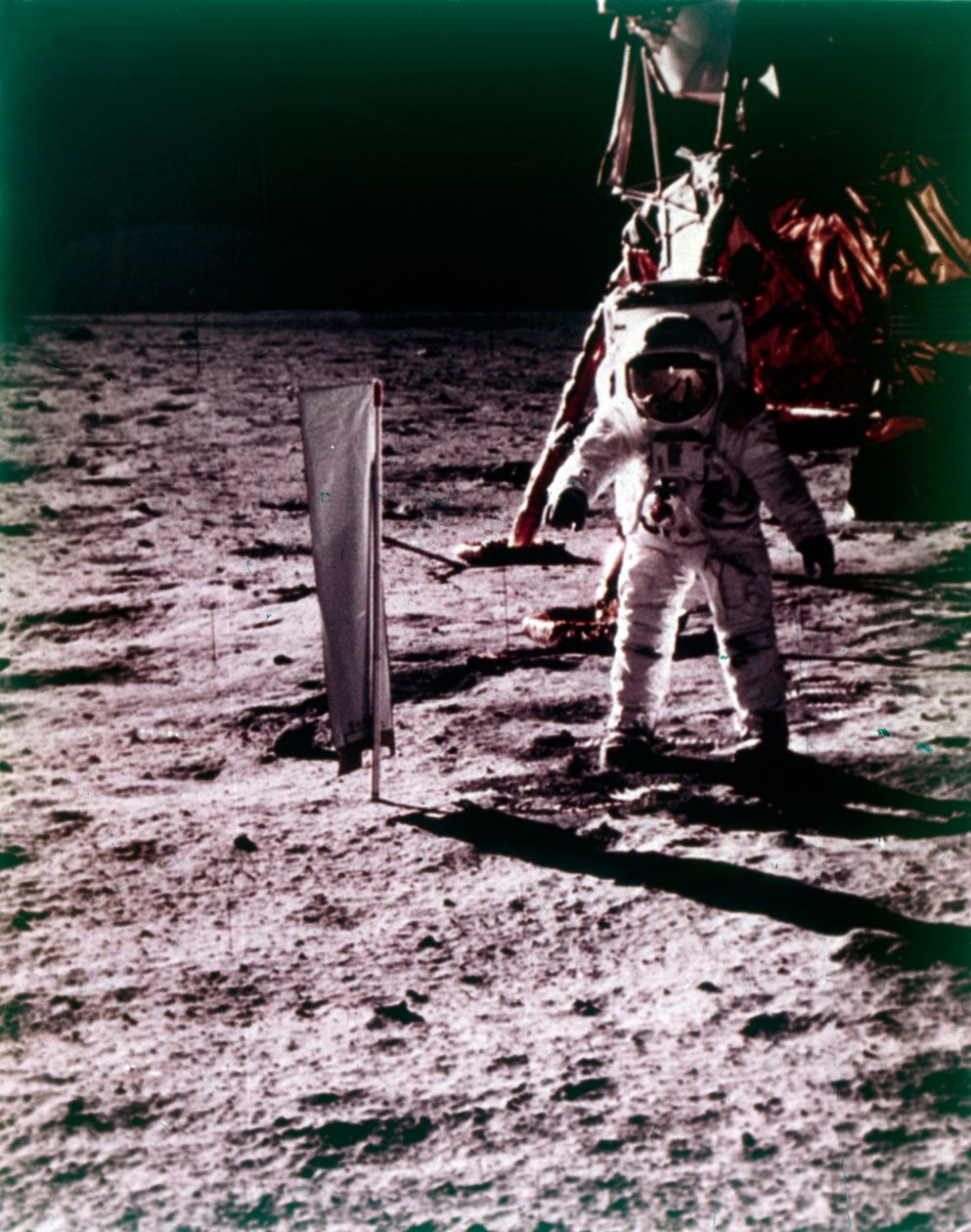 Buzz Aldrin placerar ut solvindfångare på månens yta, Apollo 11-uppdrag, juli 1969. av Neil Armstrong
