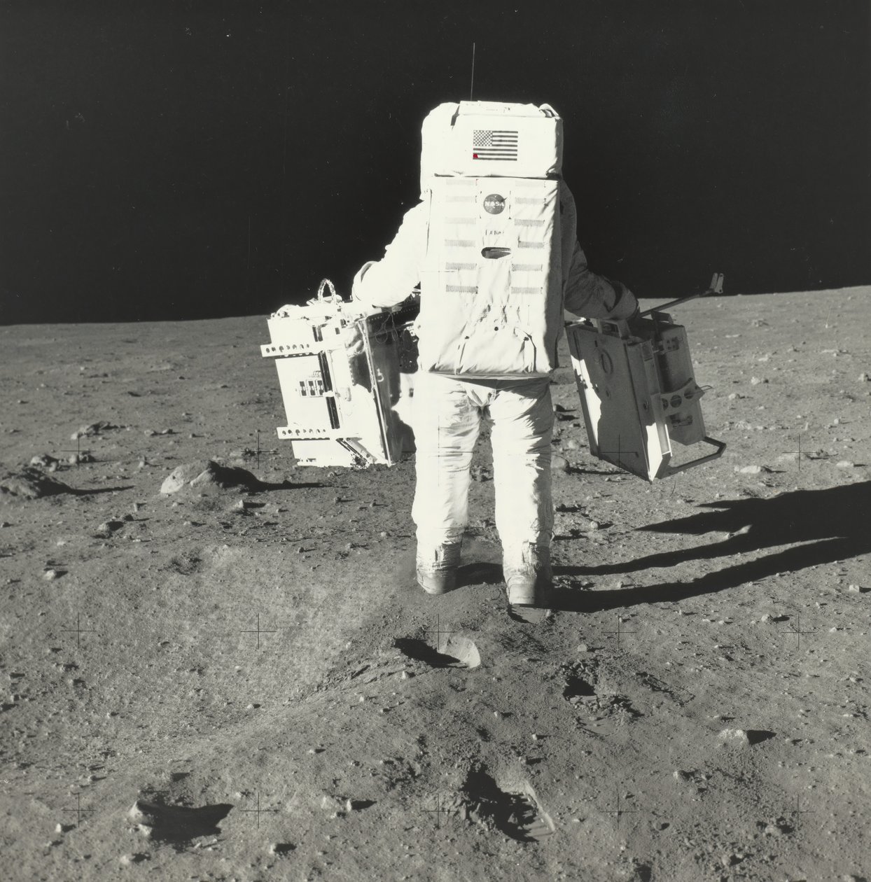Buzz Aldrin på månen med komponenter i det tidiga Apollo Scientific Experiments Package, 1969. av Neil Armstrong