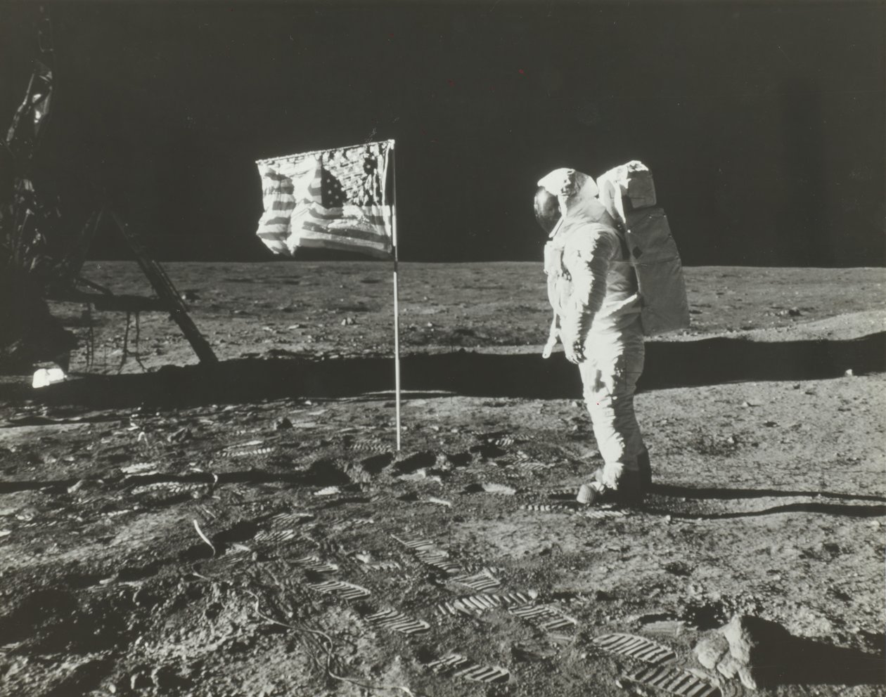 Buzz Aldrin på månen med den amerikanska flaggan, 1969. av Neil Armstrong