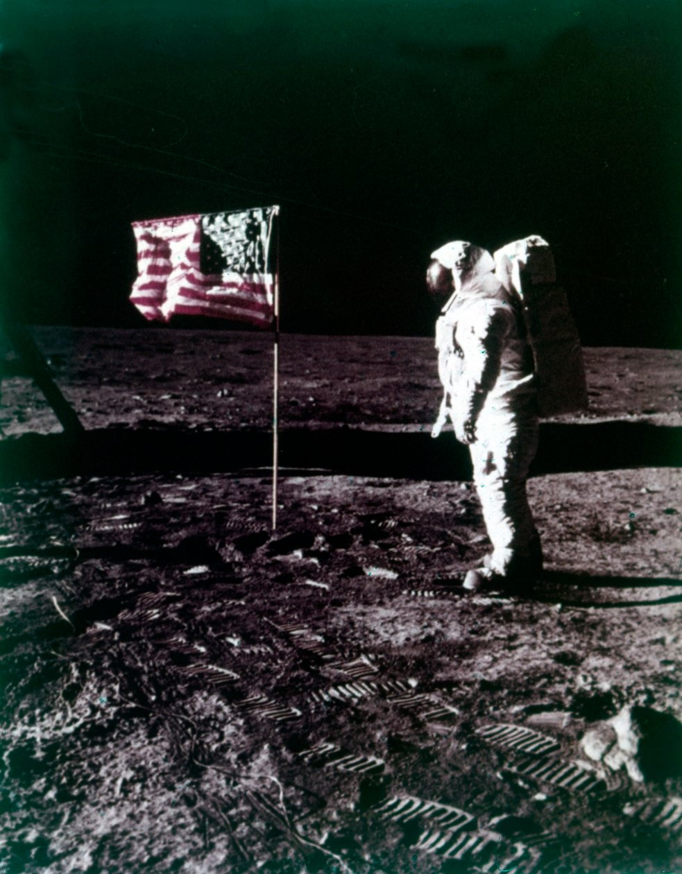 Buzz Aldrin står bredvid den amerikanska flaggan på månens yta, juli 1969. av Neil Armstrong