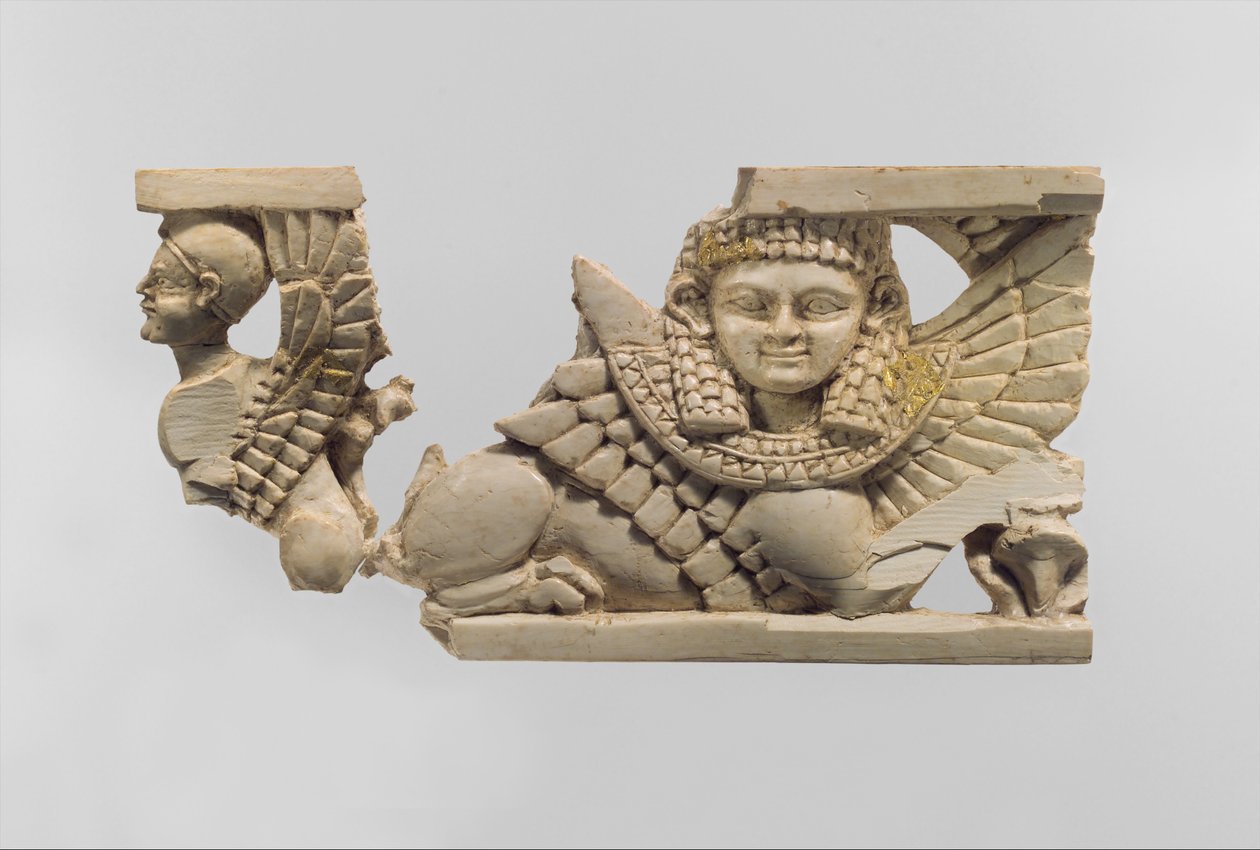 Genombruten möbelplakett med två sfinxer, ca 800 f.Kr. (elfenben, guldfolie) av Neo Assyrian