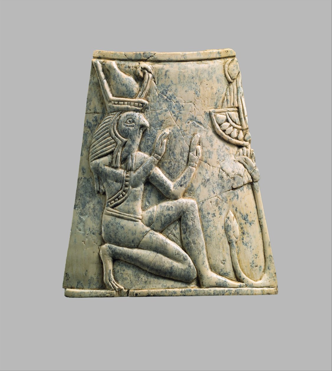 Plakett med falkhuvudet Re bärande krona av övre och nedre Egypten, c.8th–7th århundradet f.Kr. av Neo Assyrian