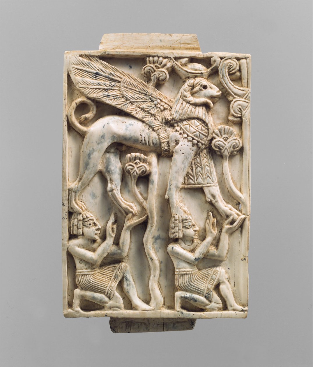 Möbelplakett snidad i relief med en ramhuvudsfinx, ca 900-800-talet f.Kr. (elfenben) av Neo Assyrian