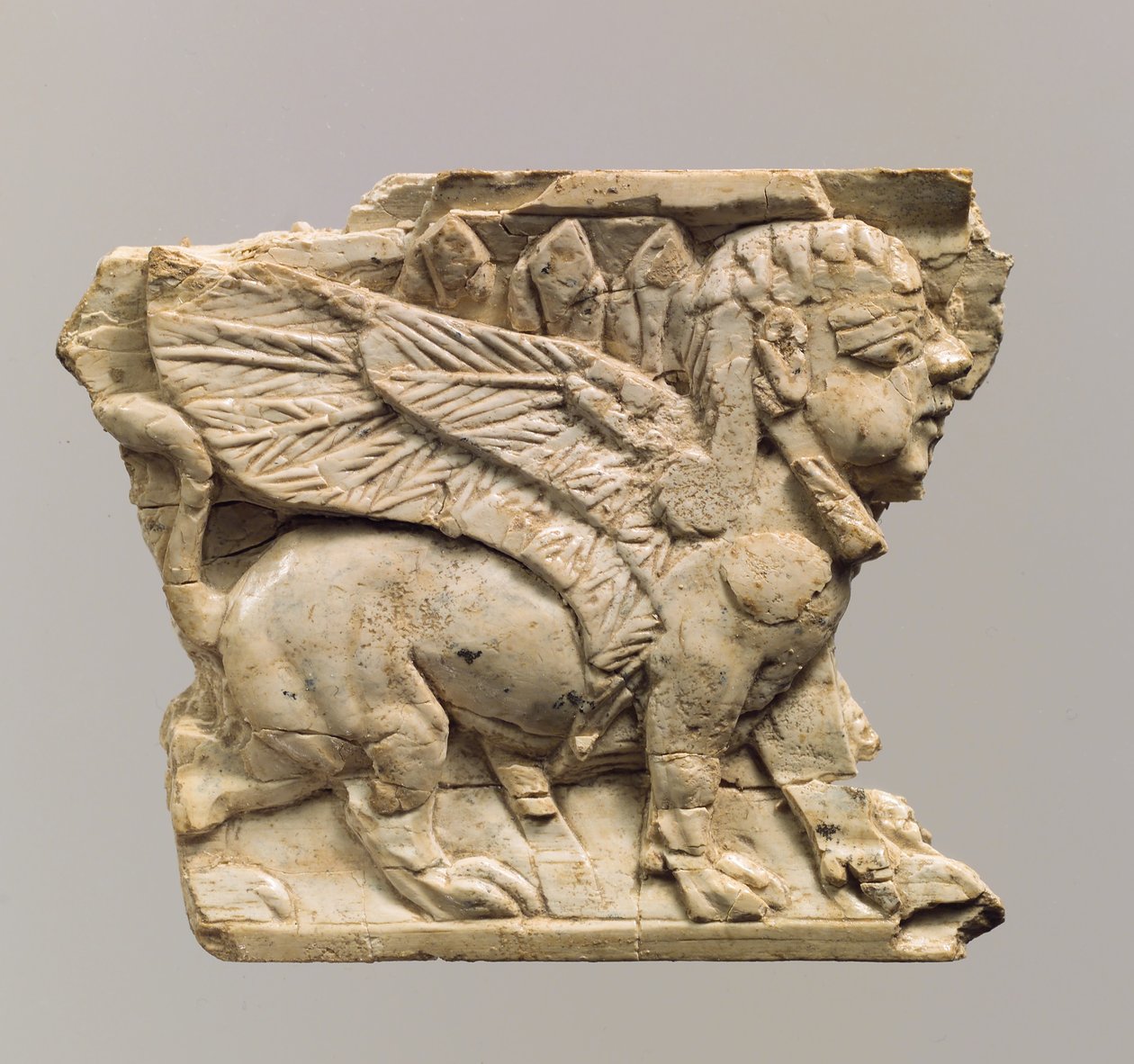 Möbelplakett snidad i relief med sfinx, c.9-8th århundradet f.Kr. (elfenben) av Neo Assyrian