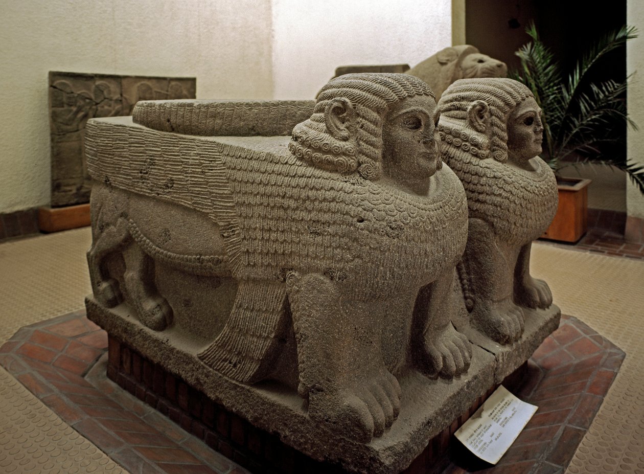 Art neo hittite: pelarens bas i basaltdekor av sfinx. från platsen för Samal (nuvarande Sam