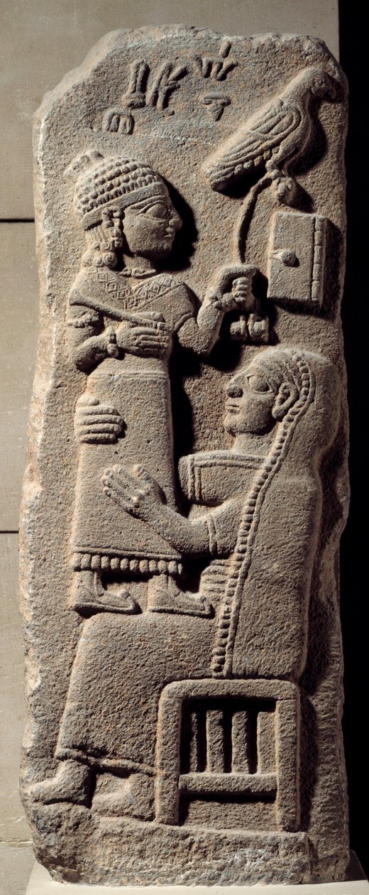 Låg basaltrelief föreställande skrivaren Tarhunpiyas på sin mors knän, med skriften och en jaktfalk. Slutet av 800-talet f.Kr. Från Marash, Anatolien. Neo-hittitisk tid (1050-800 f.Kr.) Dim. 0,75x0,28 m. Paris, Louvren av Neo Hittite Neo Hittite