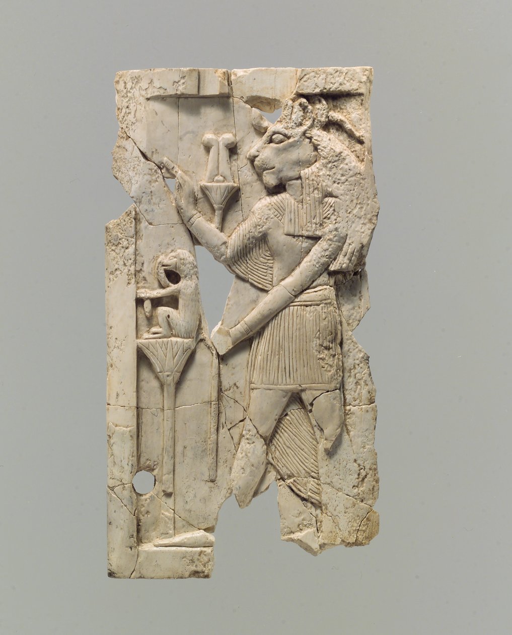 Möbelplakett snidad i relief med lejonhuvad figur, c.700–700-talet f.Kr. (elfenben) av Neo Assyrian
