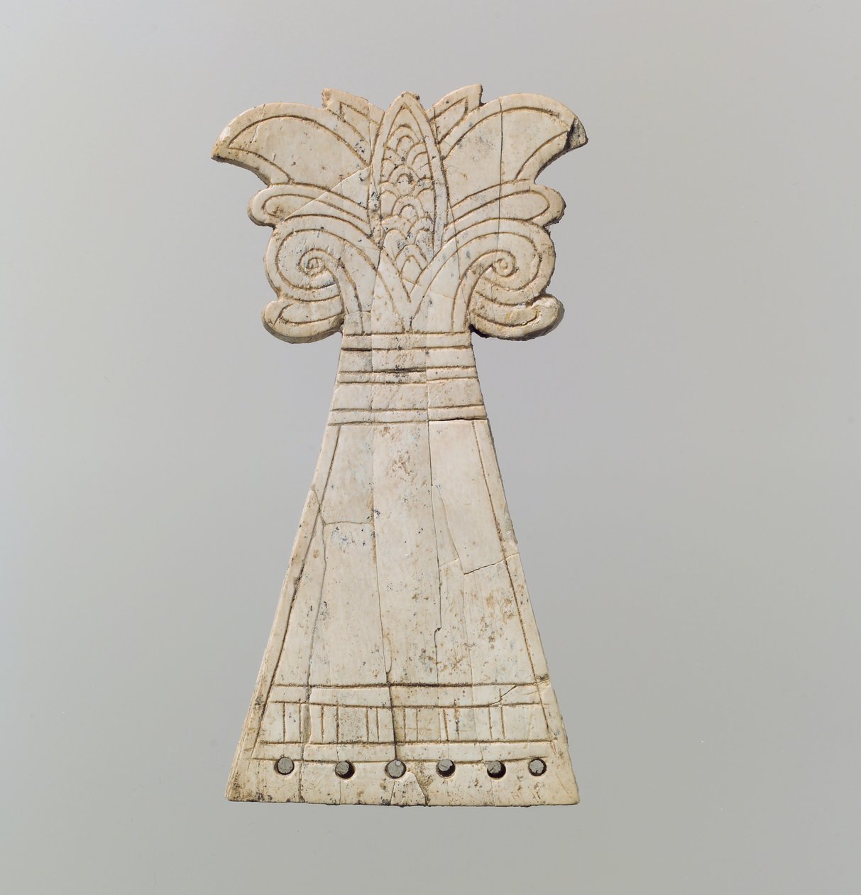 Inskuret hästfrontlet snidat till formen av ett blommande, volutpalmettträd, 900-800-tal f.Kr. (elfenben) av Neo Assyrian