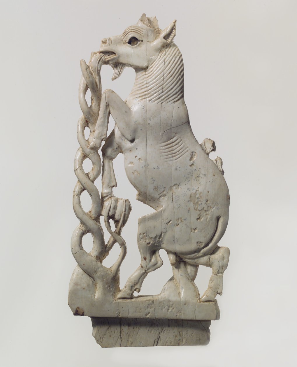 Genombruten möbelplakett med en uppfödande get, ca 900-800-talet f.Kr. av Neo Assyrian