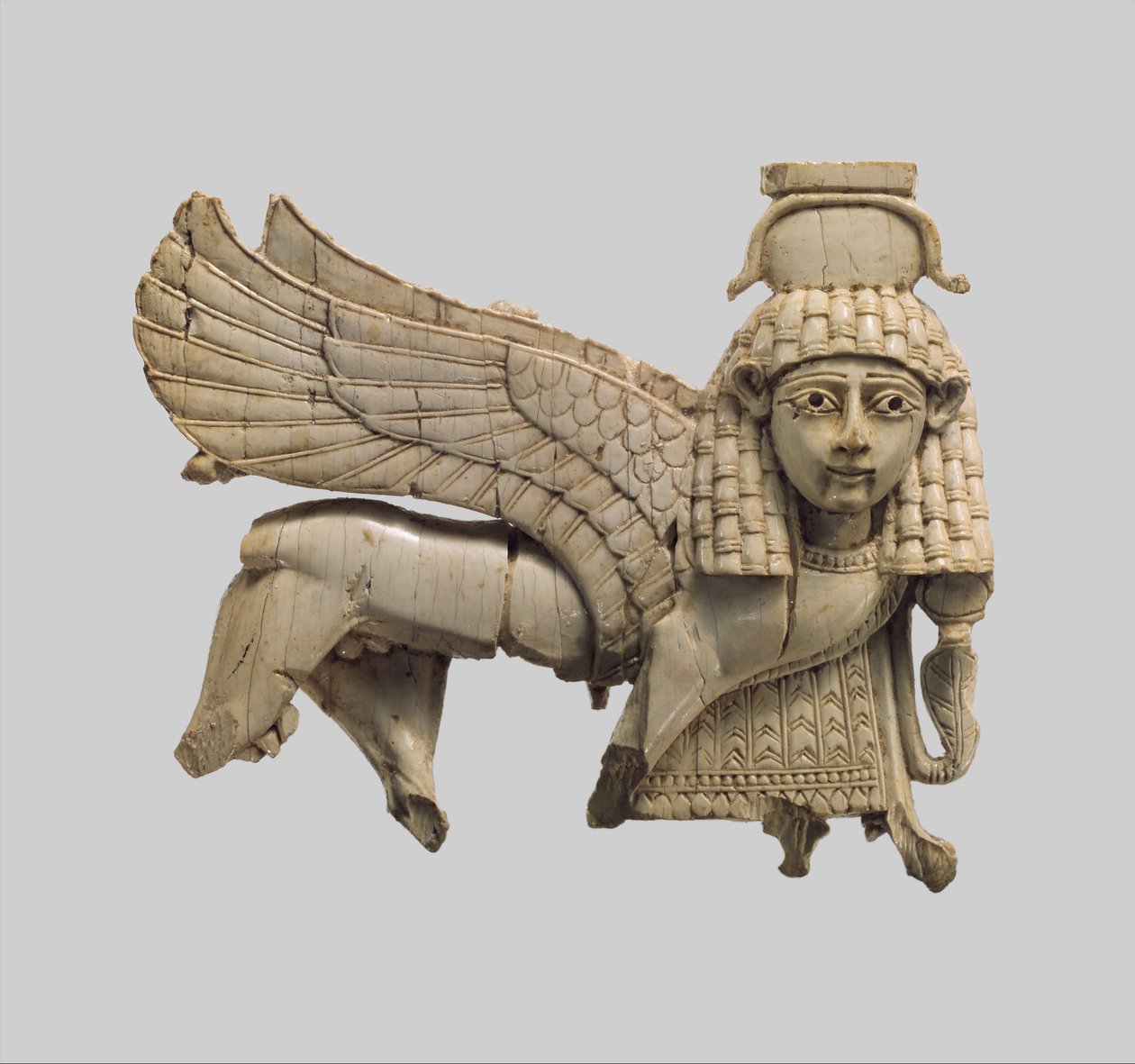 Genombruten plakett med en stridande sfinx, ca 900-800-talet f.Kr. (elfenben) av Neo Assyrian