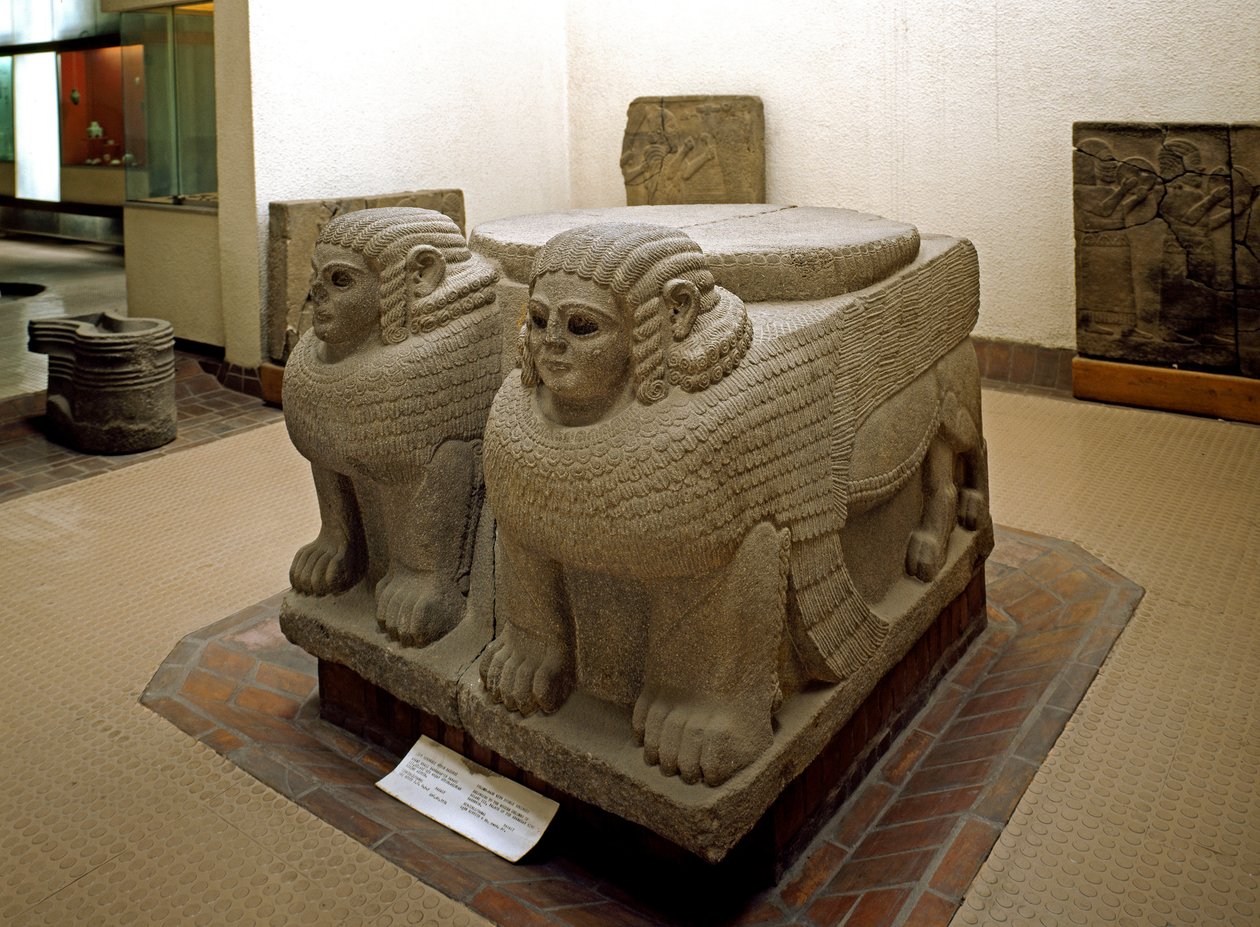 Art neo hittite: pelarens bas i basaltdekor av sfinx. från platsen för Samal (nuvarande Sam