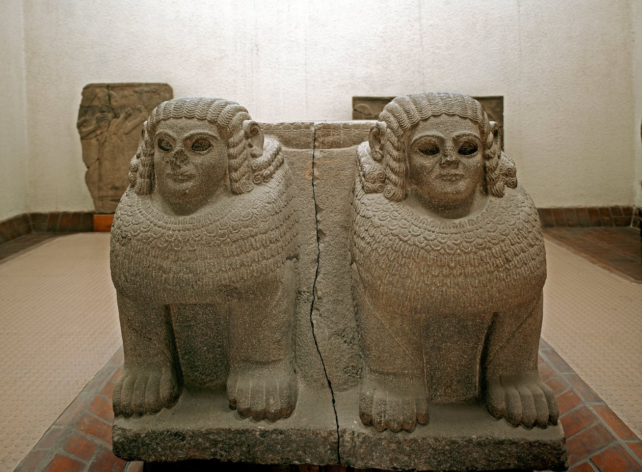 Art neo hittite: pelarens bas i basaltdekor av sfinx. från platsen för Samal (nuvarande Sam