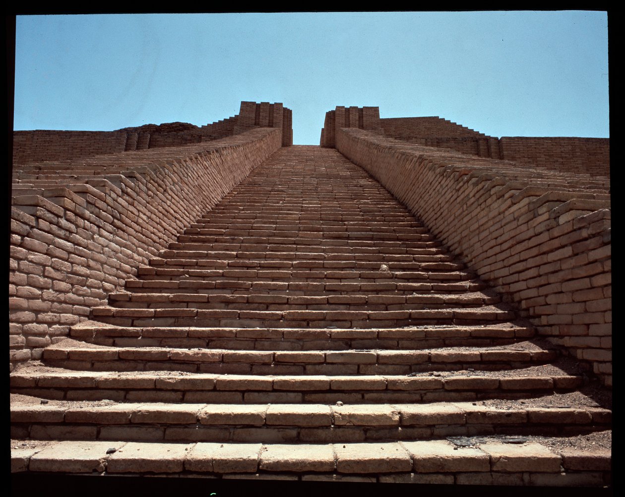 Vy över trappan till den rekonstruerade zigguraten, 2050 f.Kr av Neo Sumerian