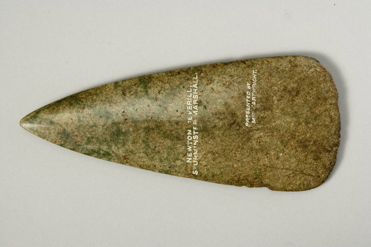 Yxhuvud, 4500-2500 f.Kr. (polerad grön sten) (se 270531 för recto) av Neolithic