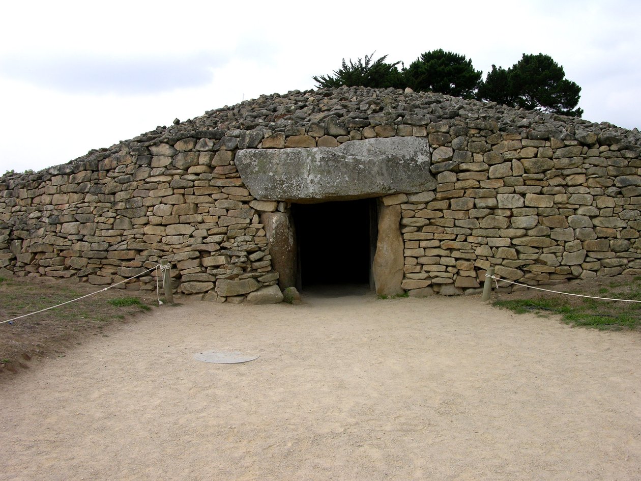 Ingången till en grav som upptäcktes 1825. av Neolithic