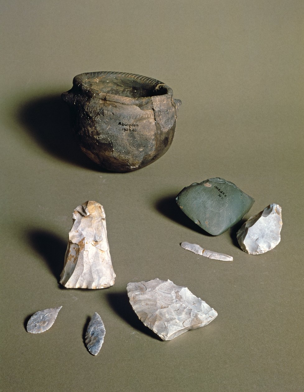 Keramik, yxor och pilspetsar från ett neolitiskt läger i Abingdon, Berkshire, troligen 6000-4000 f.Kr. (keramik och sten). av Neolithic
