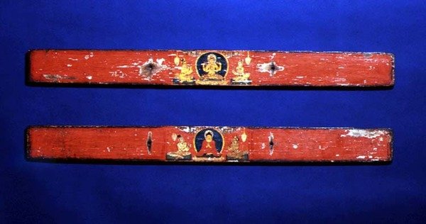 Sutra-omslag föreställande en sittande Bodhisattva (Prajnaparamita) (överst) och Buddha omgiven av en mandorla (nedan), c.1100 (polykromt trä & bläck på palmblad) (för detaljer se 114239) av Nepalese School